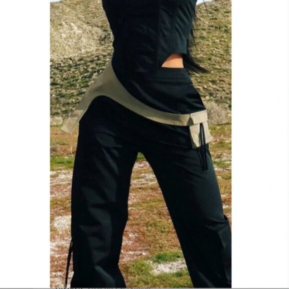 NWT PrettyLittleThing Black Contrast Panel Packet Detail Cargos - Picture 2 of 12